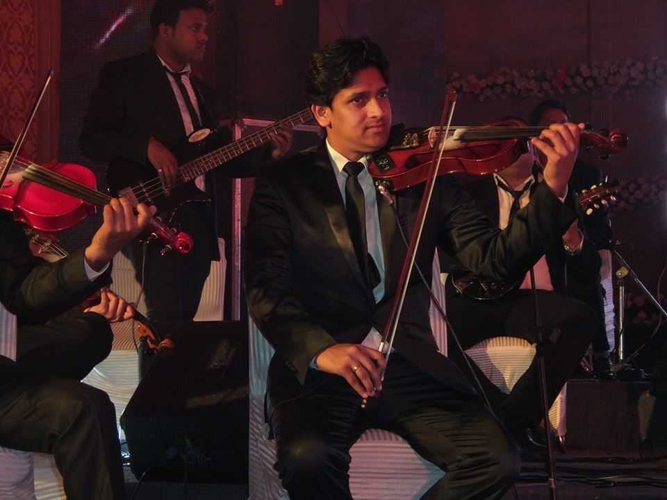 male violin player vadodara